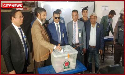 টাকা নিয়ে ধরা পড়া ভালো, ভোট কেনার প্রয়াস সফল হবে না, কাউকেই ছাড় নয়: ইসি সানাউল্লাহ