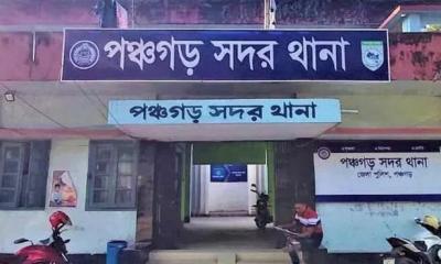 পঞ্চগড়ে মোটরসাইকেলে  মদ বহন করছিল দুই যুবক, ট্রাকের ধাক্কায় মৃত্যু একজনের