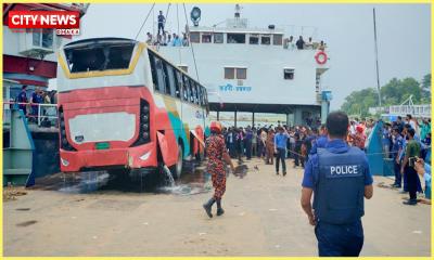 আড়াই ঘণ্টা পর পদ্মায় ডুবে যাওয়া বাস উদ্ধার
