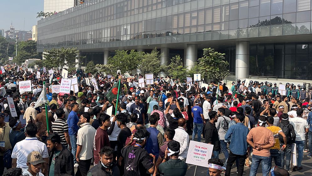 আগারগাঁওয়ে মোবাইল ব্যবসায়ীদের সড়ক অবরোধ