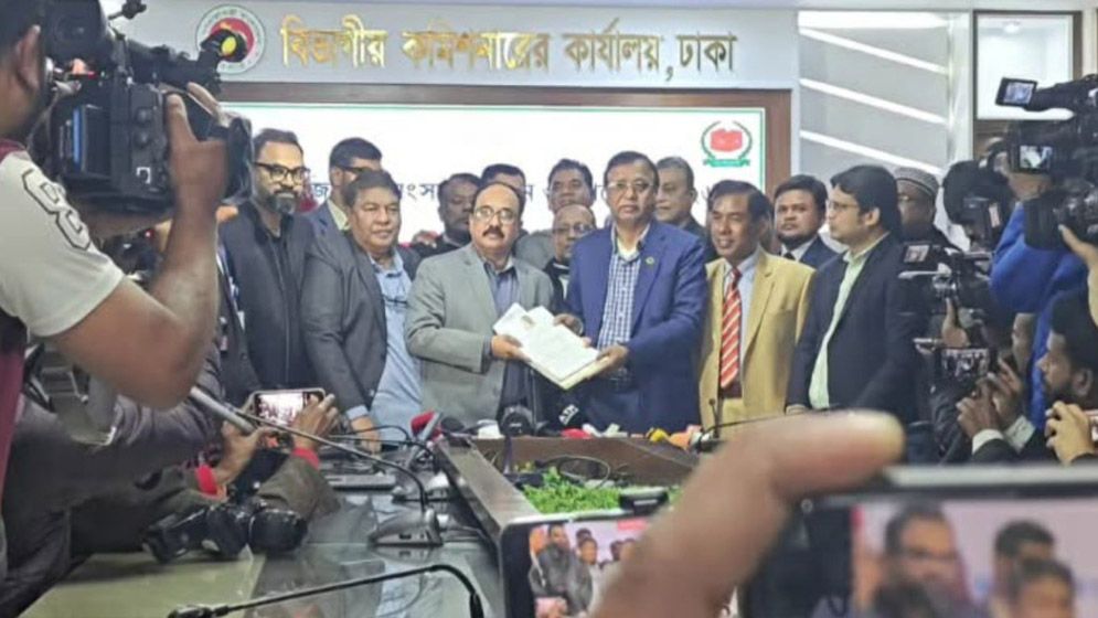 ঢাকা-১৭ আসনে তারেক রহমানের পক্ষে মনোনয়নপত্র জমা