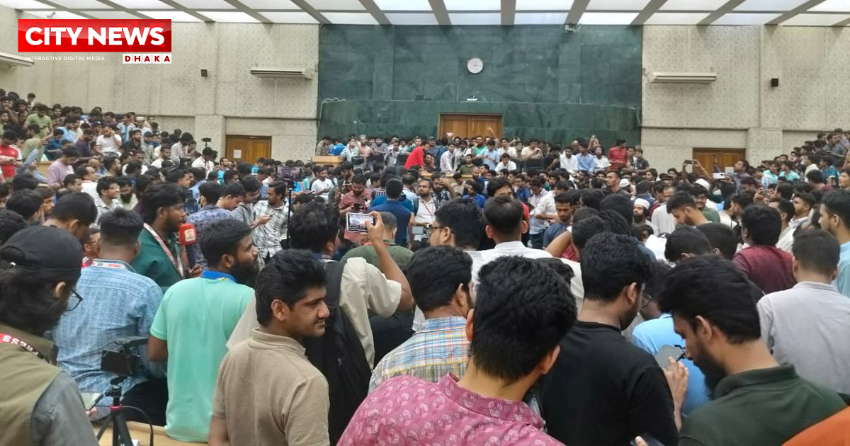 ফলাফলের অপেক্ষা, কানায় কানায় পূর্ণ সিনেট ভবন