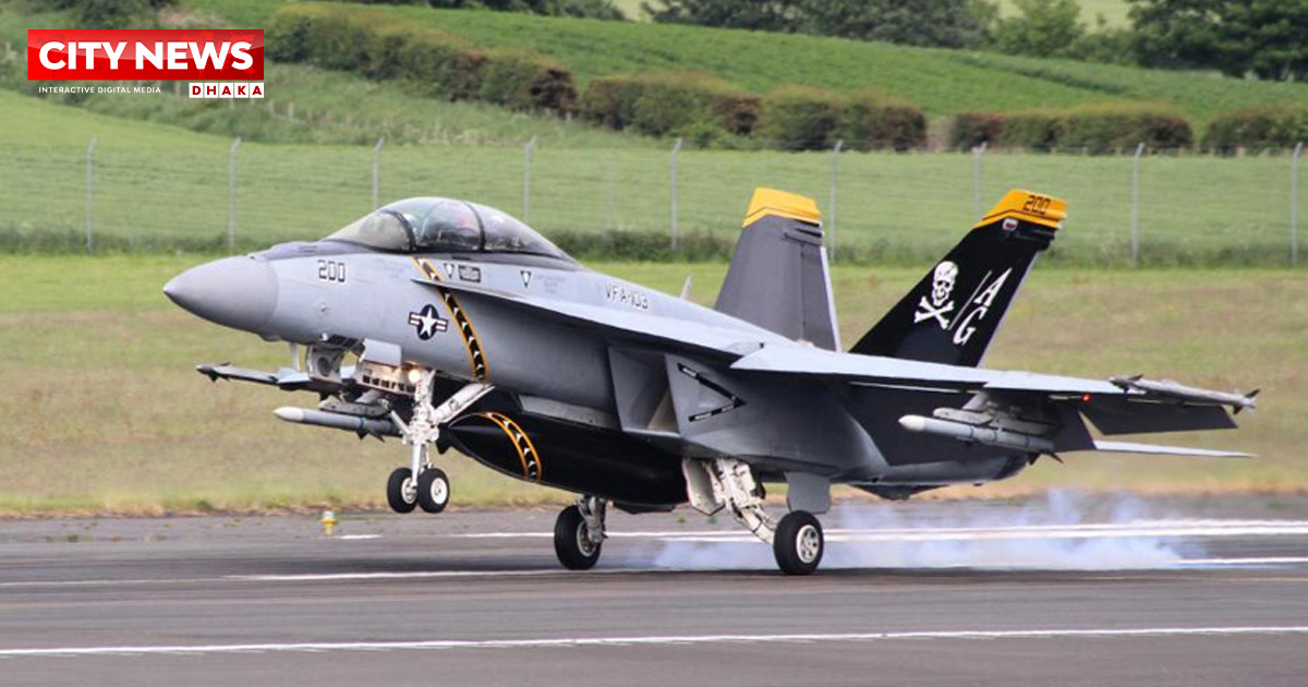 উড্ডয়নের সময় এফএ-১৮ যুদ্ধবিমান বিধ্বস্ত