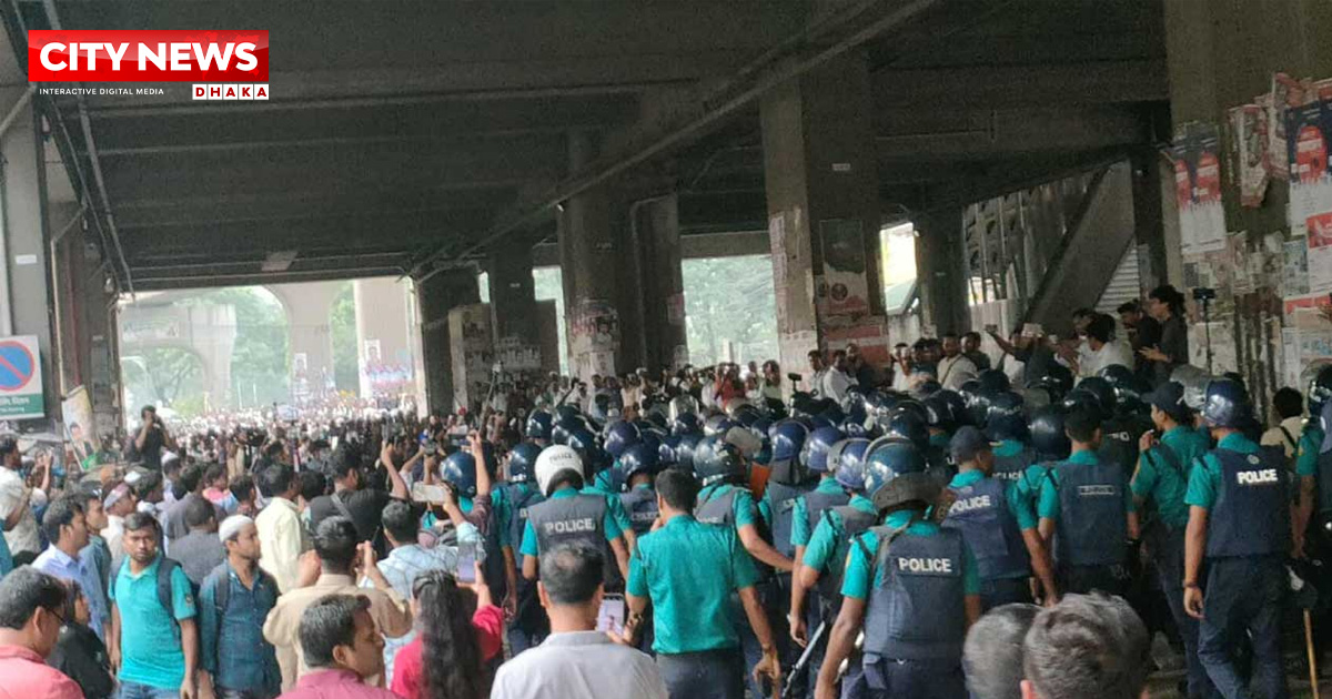 শহীদ মিনারে একপক্ষ, পুলিশের লাঠিচার্জে ছত্রভঙ্গ আরেক পক্ষ