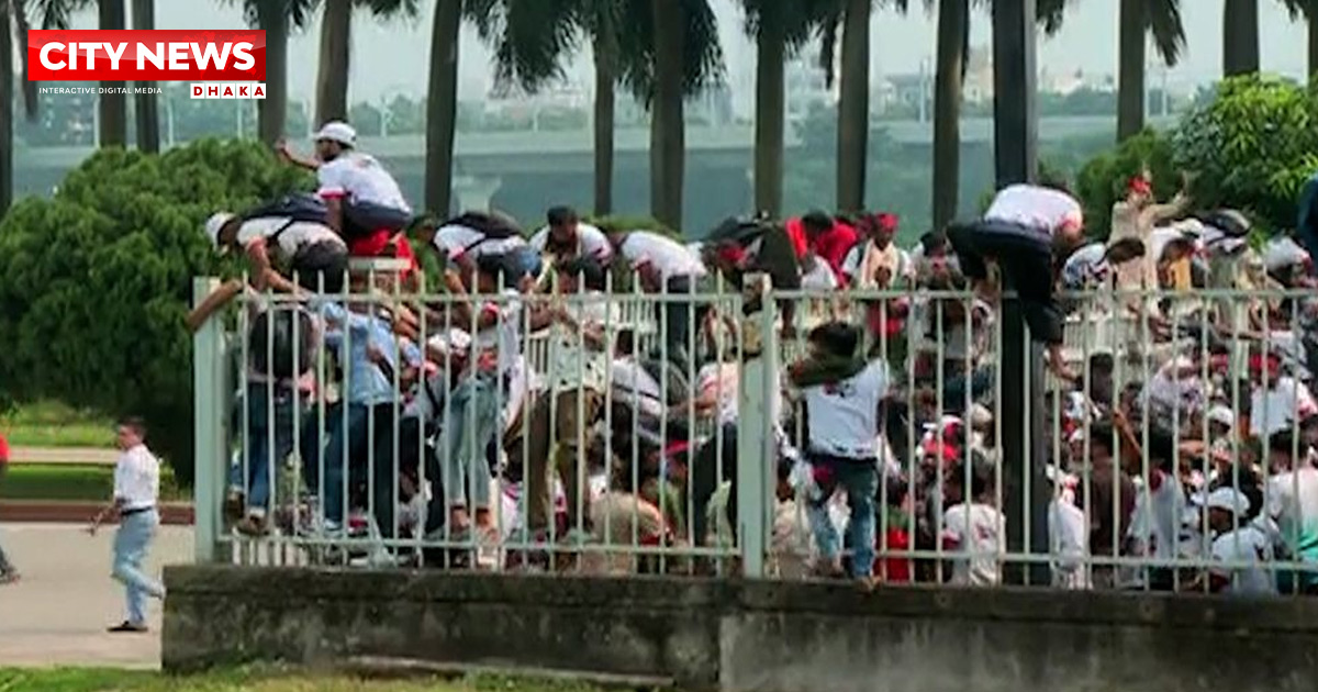 সংসদ ভবনের ফটক টপকে মঞ্চের সামনে অবস্থান জুলাই যোদ্ধাদের