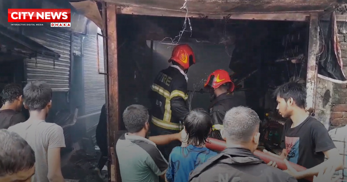 নারায়ণগঞ্জে হকার্স মার্কেটে আগুন, ৩০ দোকান পুড়ে ছাই