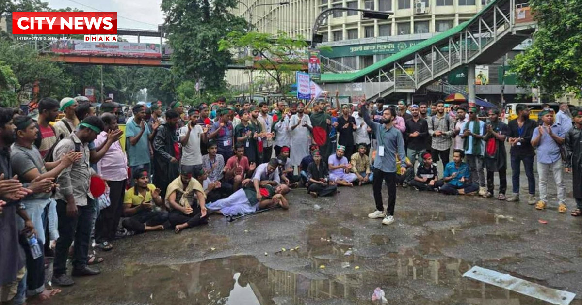 বৃষ্টি উপেক্ষা করে শাহবাগে জুলাই যোদ্ধাদের অবস্থান