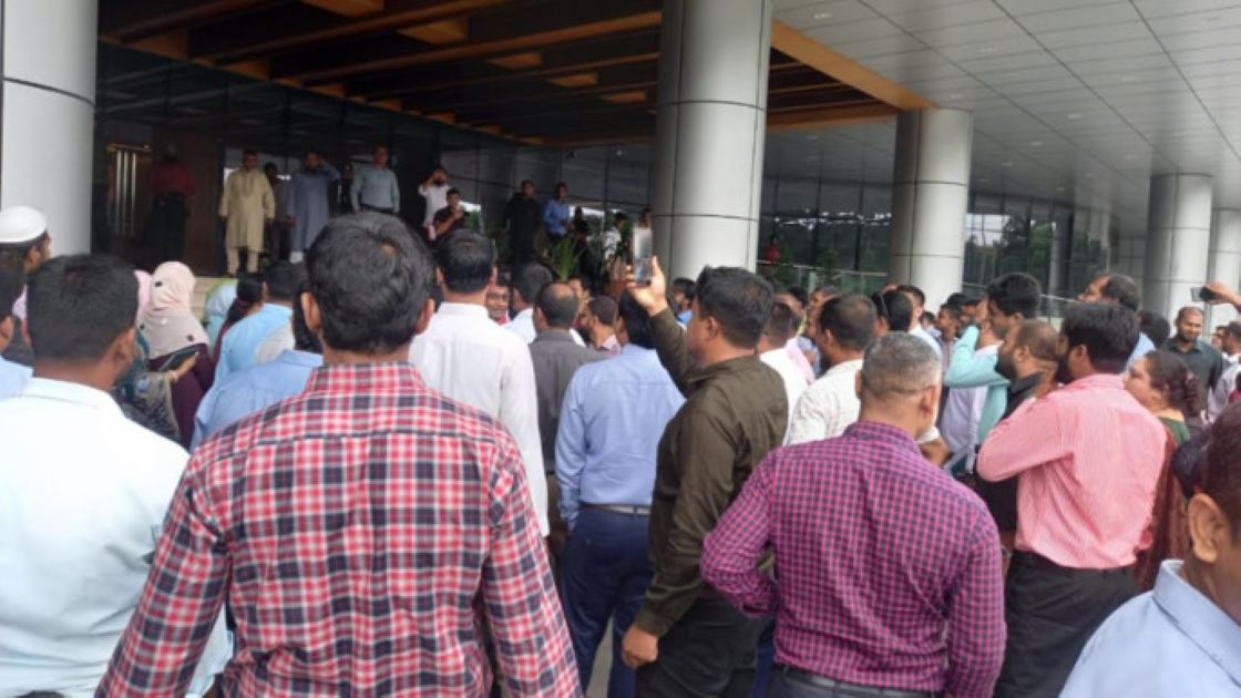 সারাদেশের মোবাইল দোকান বন্ধ ঘোষণা, বিটিআরসি‍‍`র সামনে ব্যবসায়ীদের অবস্থান