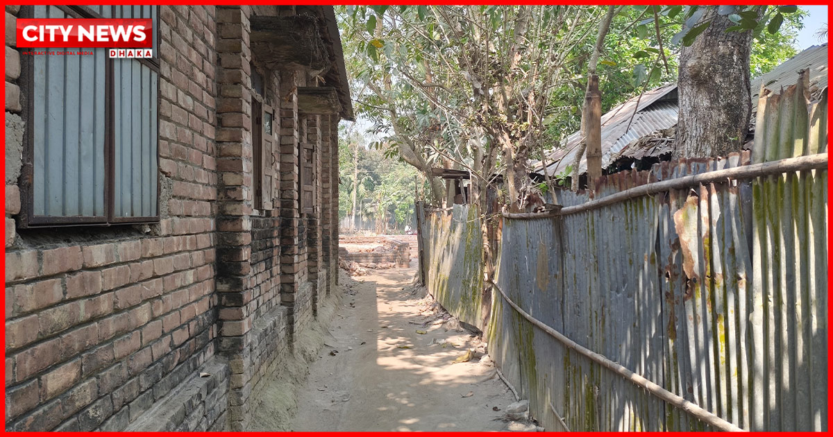 সুন্দরগঞ্জে যাতায়াতের রাস্তা বন্ধ করে ঘর নির্মাণের অভিযোগ