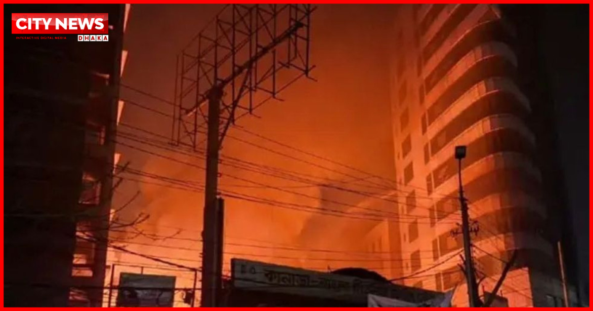 কারওয়ান বাজারে গ্যারেজে আগুন