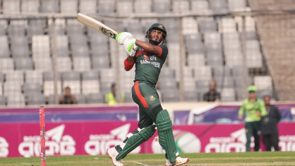 ছক্কা মেরে সেঞ্চুরি পূর্ণ করলেন তামিম