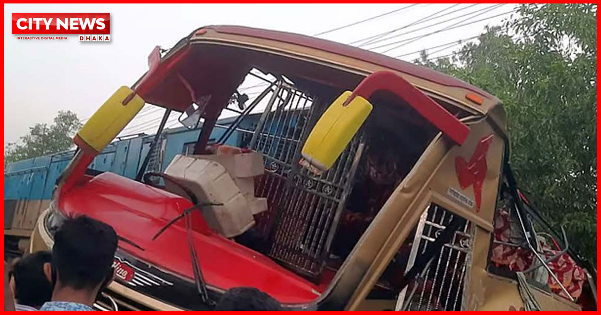 কুমিল্লায় বাসে ট্রেনের ধাক্কায় শিশু নারীসহ নিহত ১২