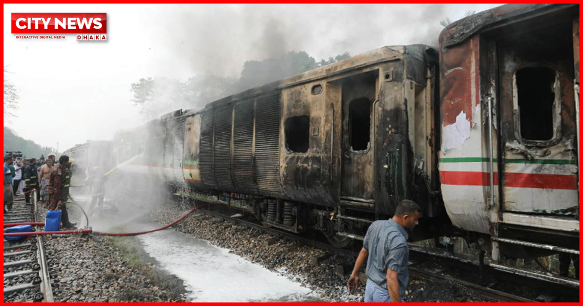 সীতাকুণ্ডে চট্টলা এক্সপ্রেস ট্রেনে ভয়াবহ আগুন