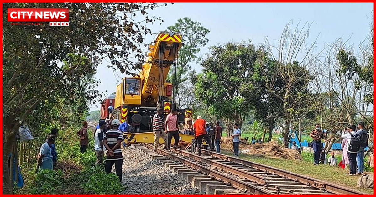সান্তাহারে নীলসাগর ট্রেনের বগি উদ্ধার সম্পন্ন, চলছে লাইন স্থাপনের কাজ