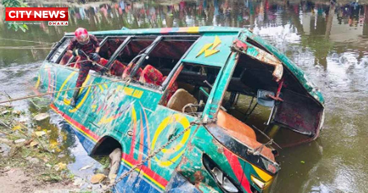 লক্ষ্মীপুরে যাত্রীবাহী বাস নিয়ন্ত্রণ হারিয়ে খালে, নিহত বেড়ে ৫