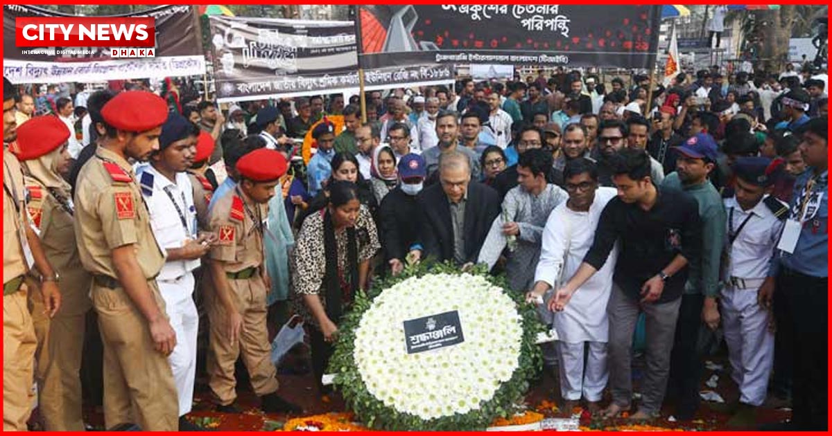 শহীদদের প্রতি শ্রদ্ধা জানাতে মানুষের ঢল