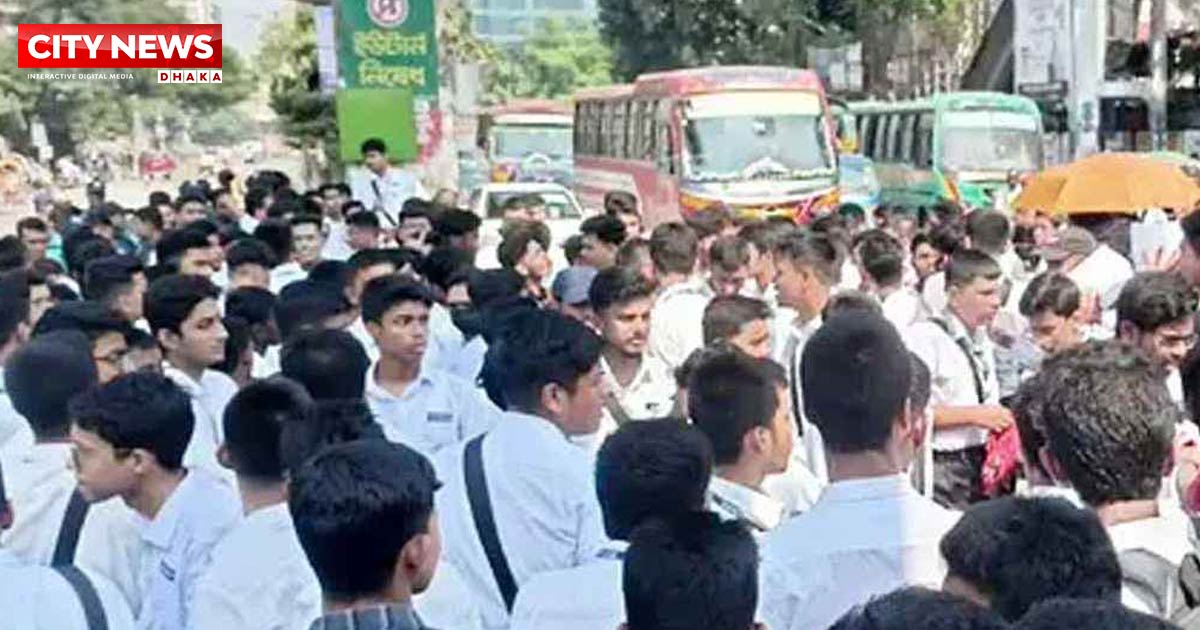 ফের সায়েন্সল্যাব মোড় অবরোধ ঢাকা কলেজ শিক্ষার্থীদের