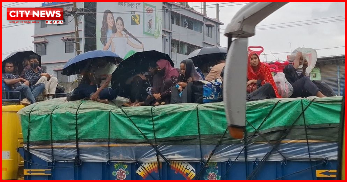 বৃষ্টিতে ঘরমুখো মানুষের চরম ভোগান্তি