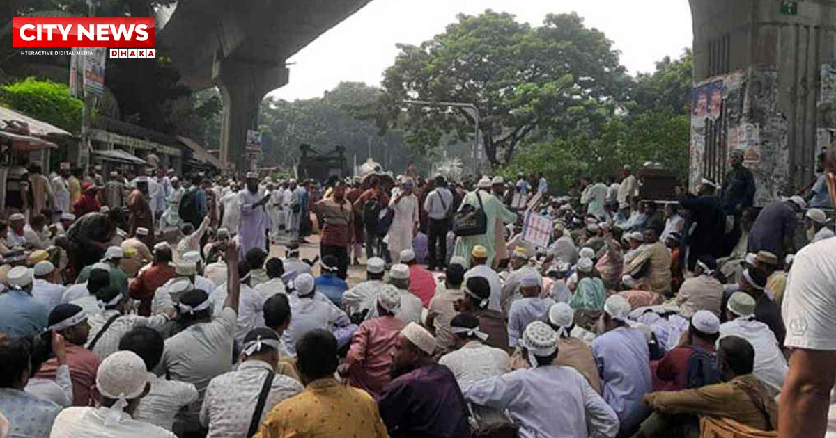 এবার পল্টনের সড়কে ইবতেদায়ি শিক্ষকদের অবস্থান, যান চলাচল বন্ধ