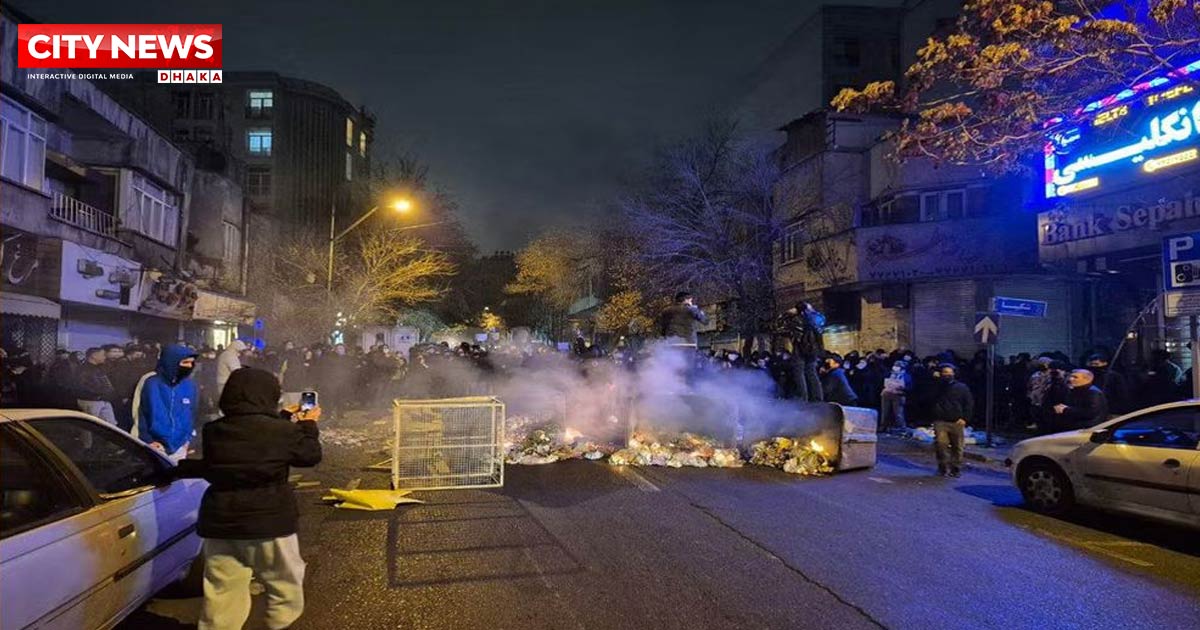 বিক্ষোভকারীদের ‘আল্লাহর শত্রু’ ঘোষণা ইরানের, মৃত্যুদণ্ডের হুঁশিয়ারি
