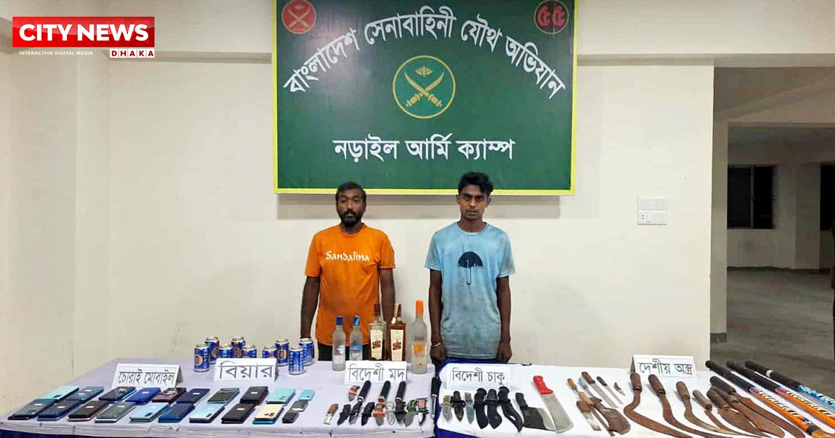 নড়াইলে মুদি দোকানের আড়ালে মদ ও চোরাইকৃত মোবাইল ফোনের বেচাকেনা, আটক ২