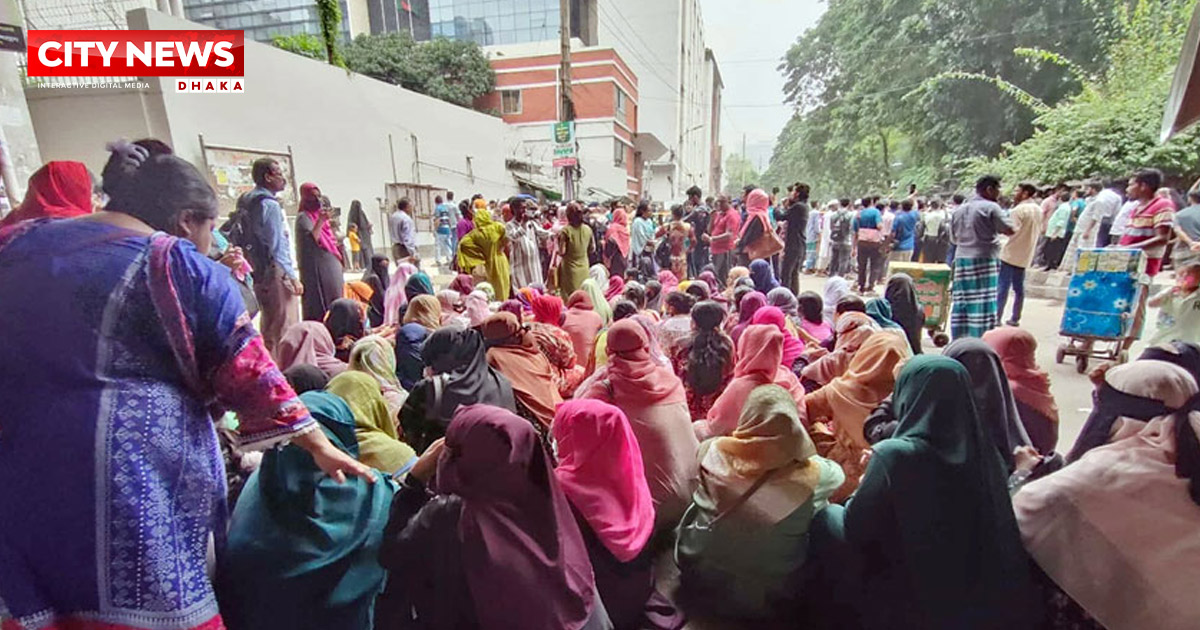 সচিবালয়ের সামনে বসে পড়েছেন ‘তথ্য আপা’ কর্মীরা