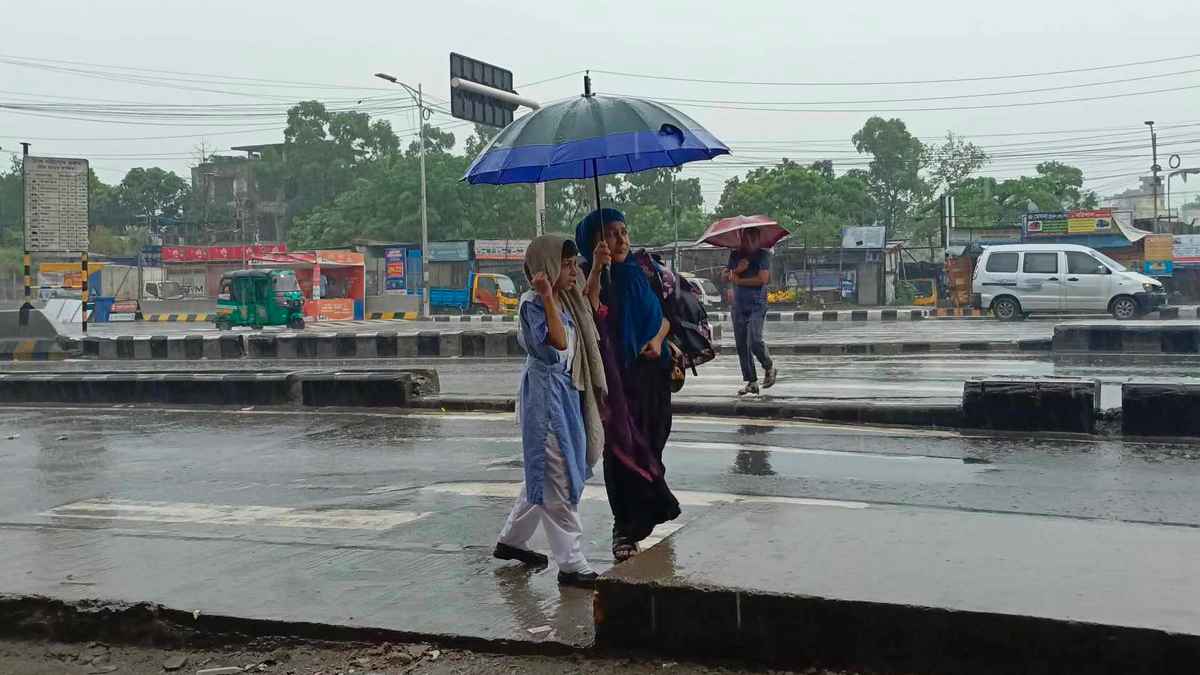 সাত সকালে বৃষ্টিতে ভিজলো রাজধানী