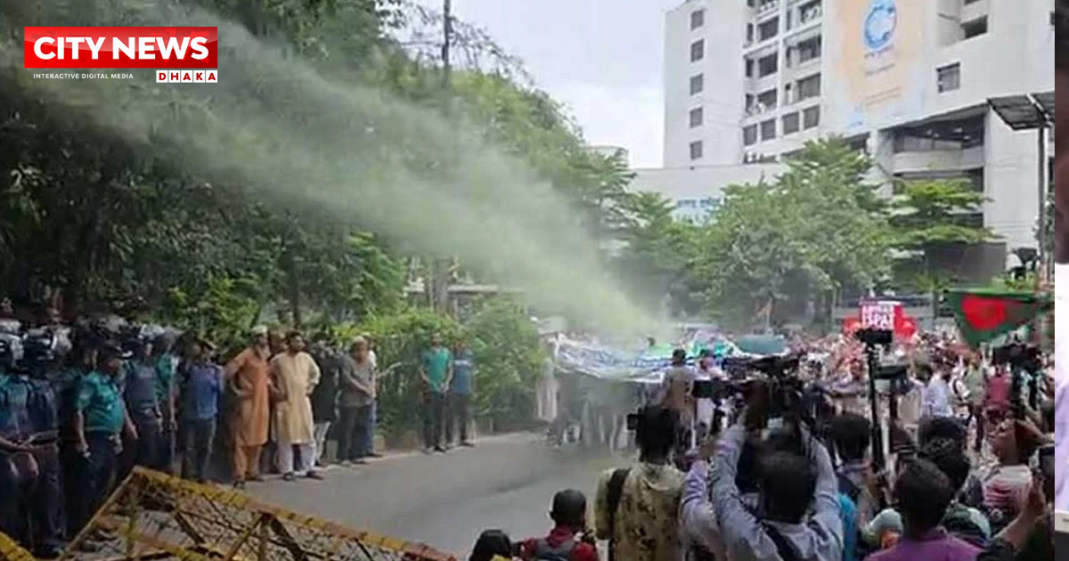 চাকরিচ্যুত বিডিআর সদস্যদের ওপর জলকামান-সাউন্ড গ্রেনেড