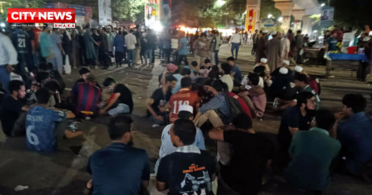 রাতেও শাহবাগে প্রকৌশল শিক্ষার্থীরা, আন্দোলন চালিয়ে যাওয়ার ঘোষণা
