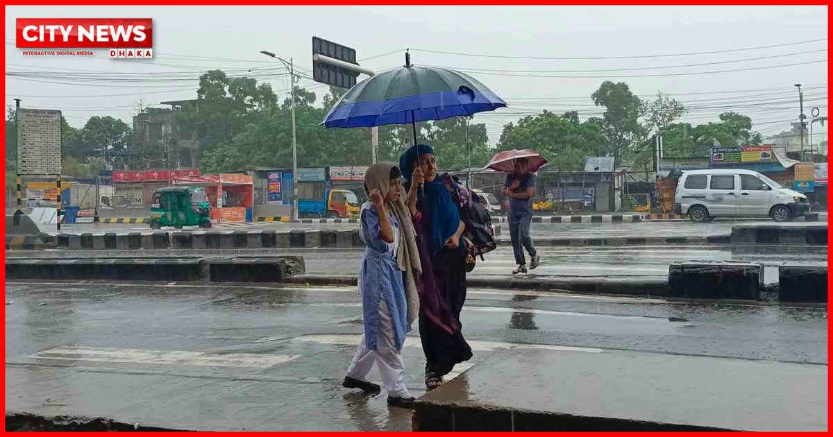 ঝুম বৃষ্টিতে ভিজছে রাজধানী