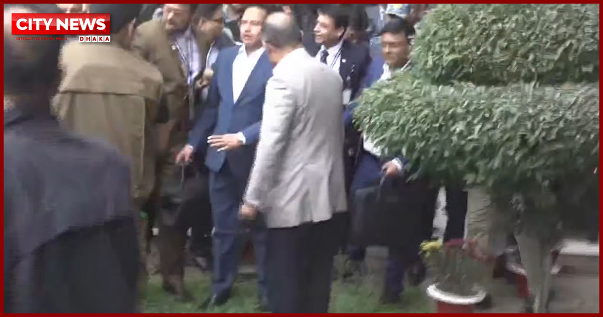 দেশে নেমেই খালি পায়ে মাটি ছুঁলেন তারেক রহমান