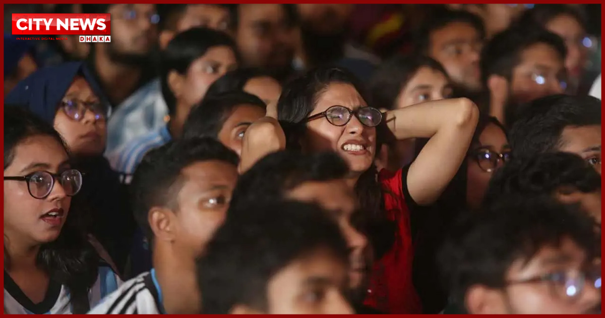 কানায় কানায় পূর্ণ মুহসীন হল মাঠ, ফুটবল জ্বরে কাঁপছে ঢাবি