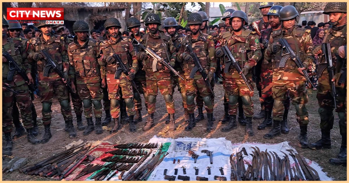 ফরিদপুরে পানির নিচ থেকে যৌথ বাহিনীর বিপুল অস্ত্র উদ্ধার