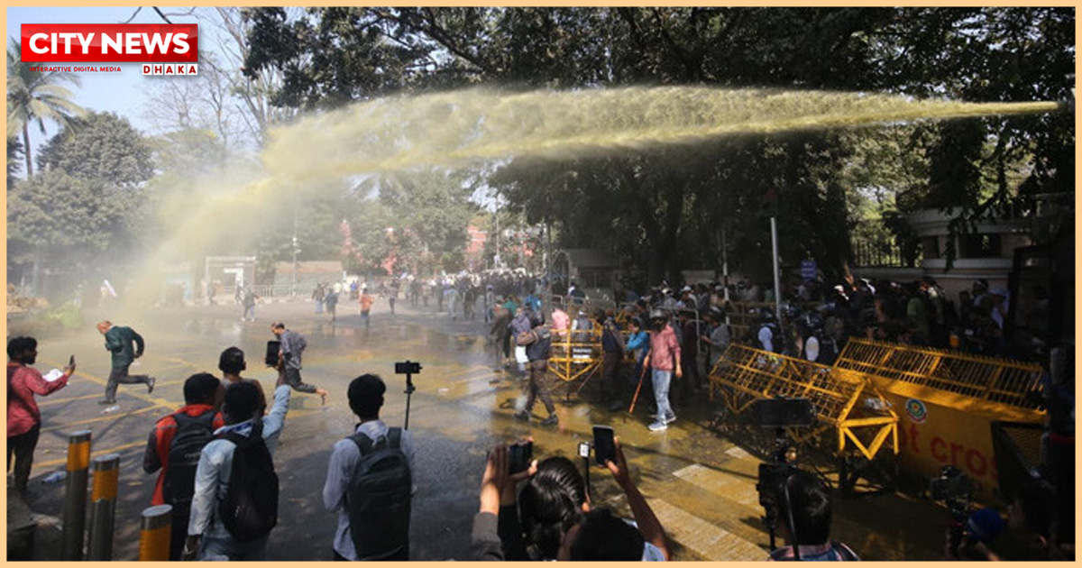 যমুনার সামনে সরকারি কর্মচারীদের ছত্রভঙ্গ করতে জলকামান ও সাউন্ড গ্রেনেড