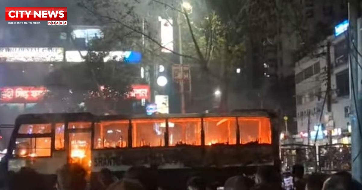 ধানমন্ডির ল্যাবএইড হাসপাতালের সামনে বাসে আগুন