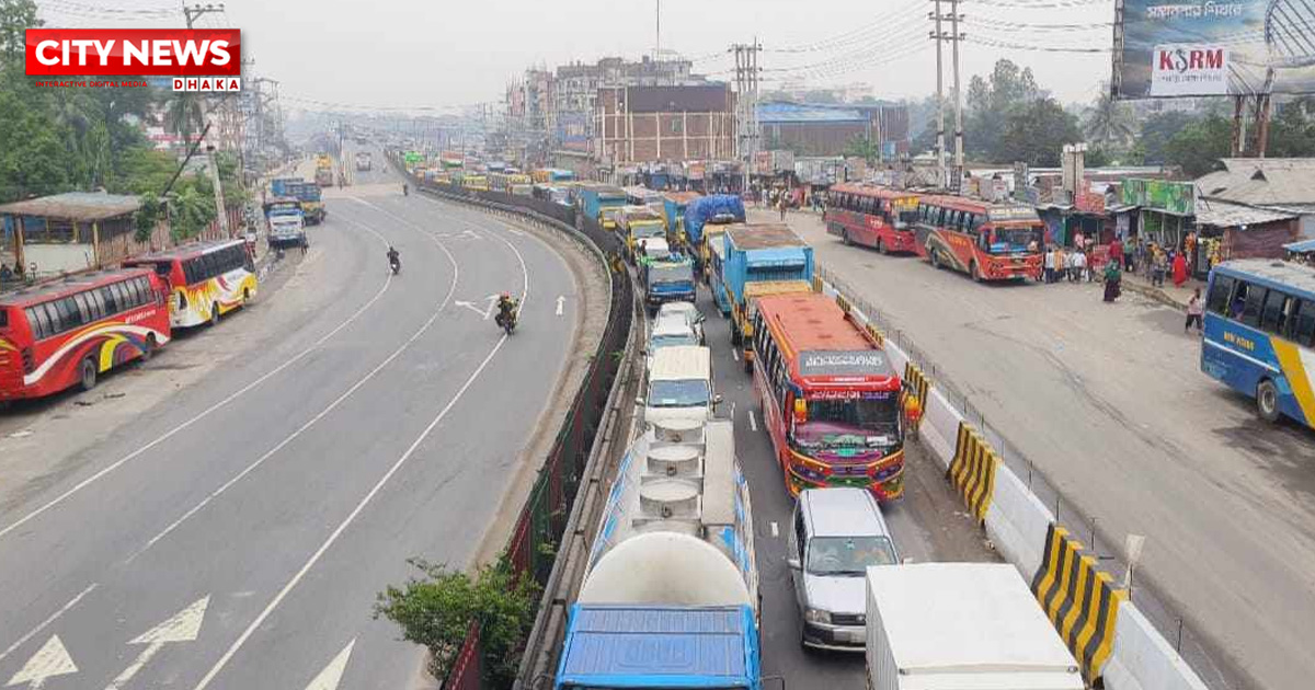মহাসড়কে গাড়ির চাপ, চলছে ধীরগতিতে