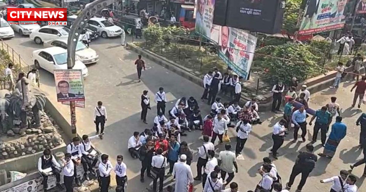 সায়েন্সল্যাব অবরোধ করেছেন ঢাকা কলেজের উচ্চমাধ্যমিকের শিক্ষার্থীরা