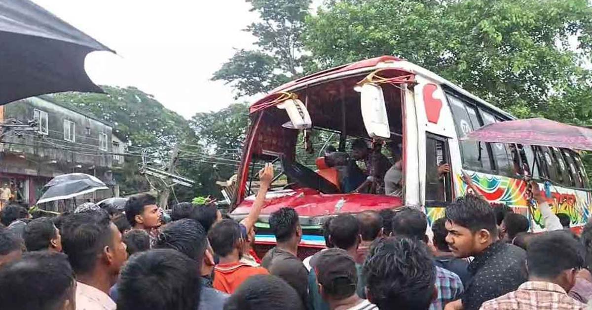 নিয়ন্ত্রণ হারিয়ে বাস উল্টে পড়ল দোকানে, নিহত ৩