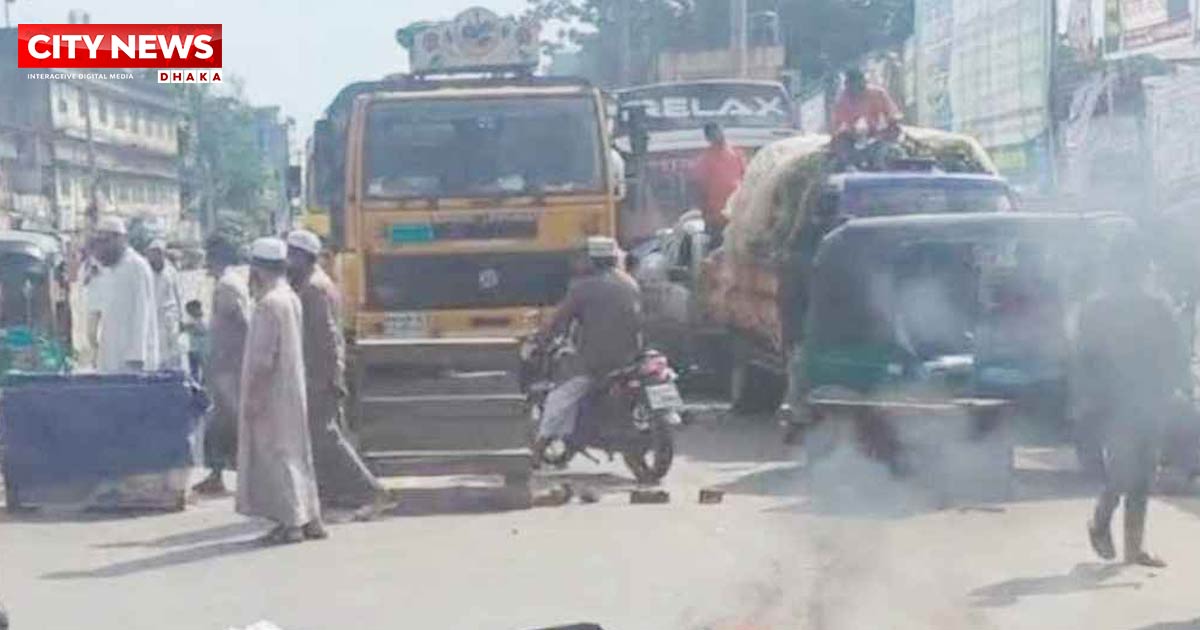 চট্টগ্রামে বাসের ধাক্কায় হেফাজত নেতার মৃত্যু, মহাসড়ক অবরোধ