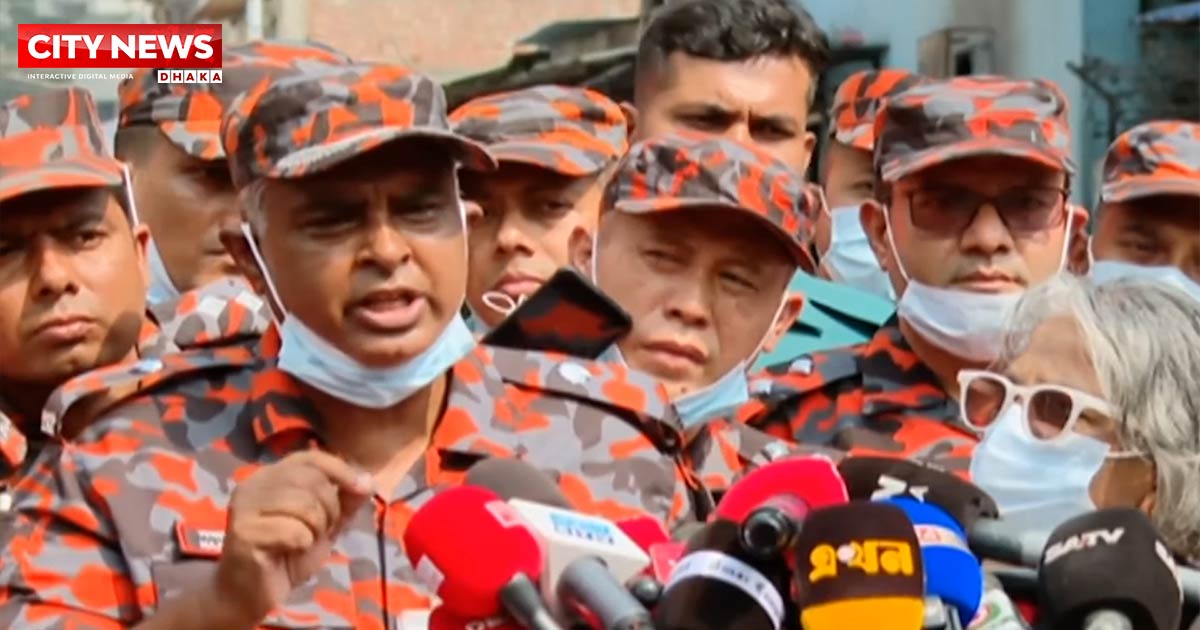 এখনও পুরোপুরি নেভেনি মিরপুরের আগুন, বাতাসে বিষাক্ত কেমিক্যালের গন্ধ