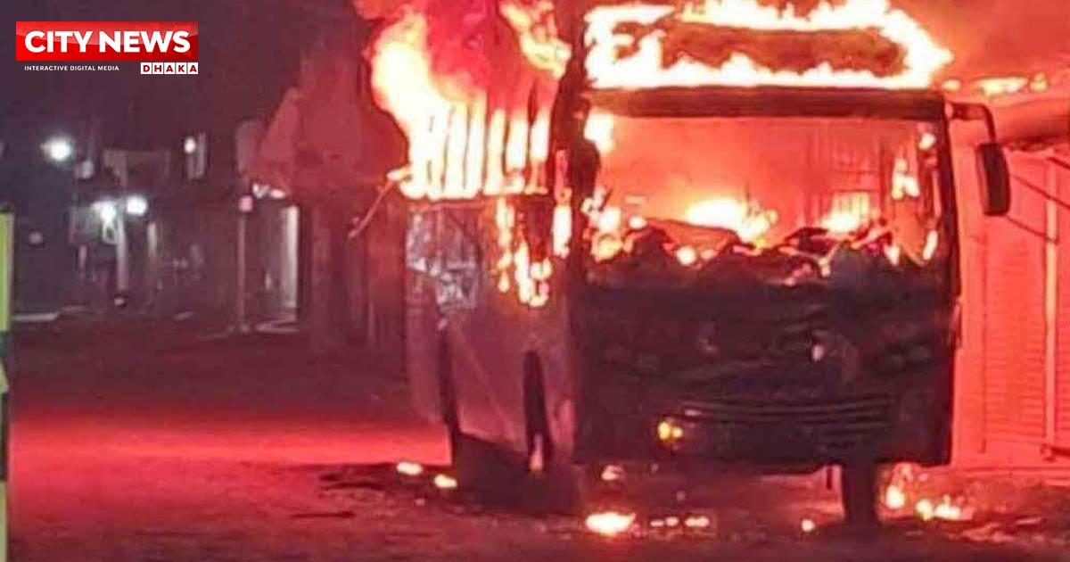 মধ্যরাতে রাজধানীতে বাসে আগুন, নিহত চালক