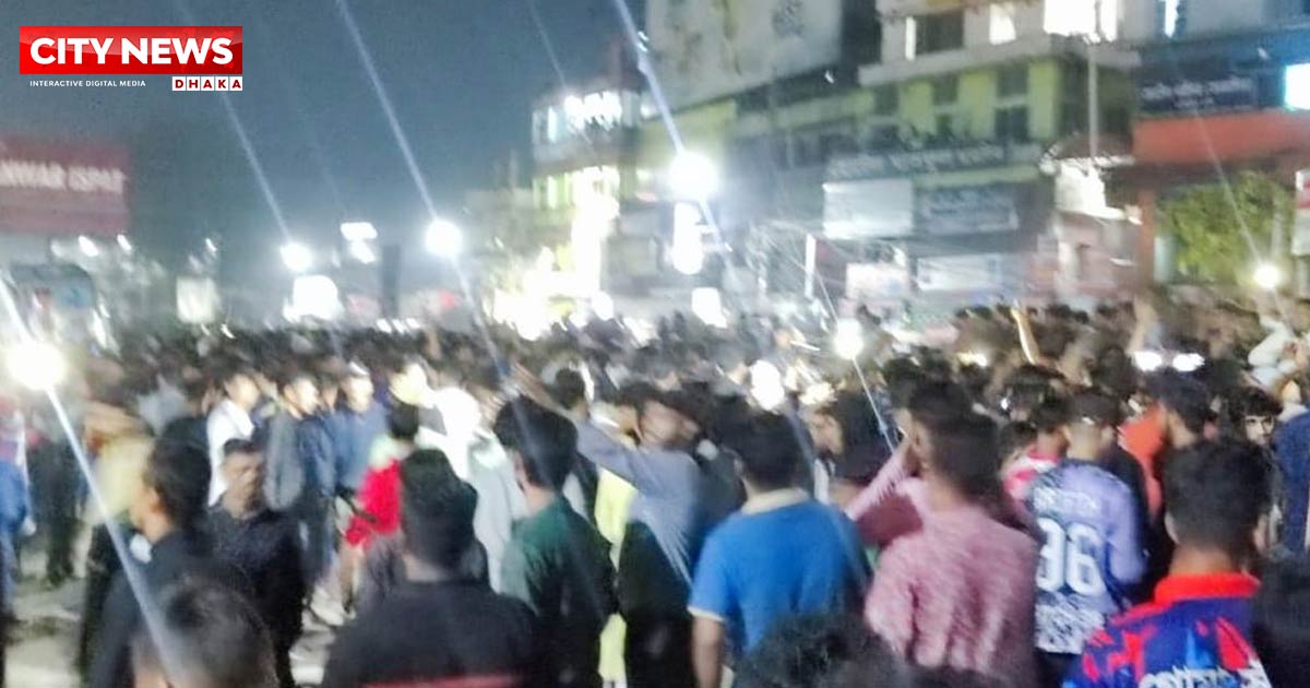 হাফ ভাড়া নিয়ে শ্রমিক-শিক্ষার্থী সংঘর্ষ, অর্ধশতাধিক বাস ভাঙচুর