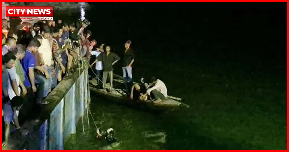 পন্টুন থেকে পদ্মায় তলিয়ে গেছে বাস, ২ জনের লাশ উদ্ধার