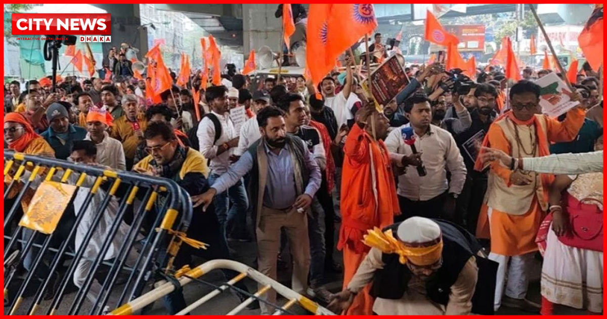 কলকাতায় বাংলাদেশ উপ-হাইকমিশন ঘেরাও করল উগ্র হিন্দুত্ববাদীরা, ব্যারিকেড ভাঙার চেষ্টা