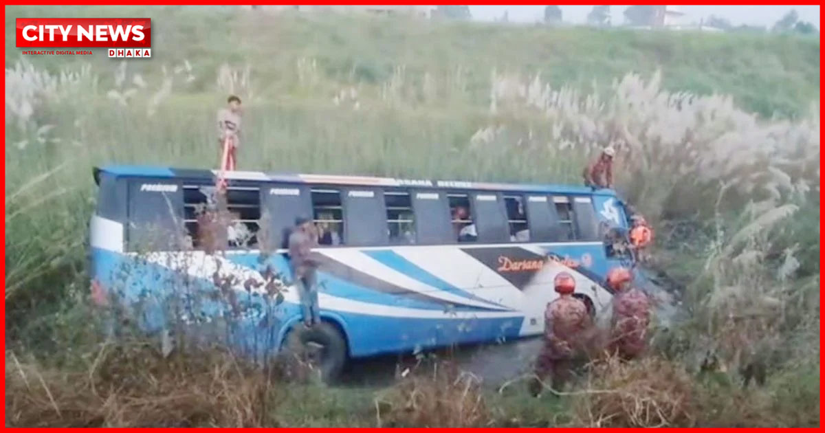 ঢাকা-মাওয়া এক্সপ্রেসওয়ের রেলিং ভেঙে খাদে বাস, নিহত ৩