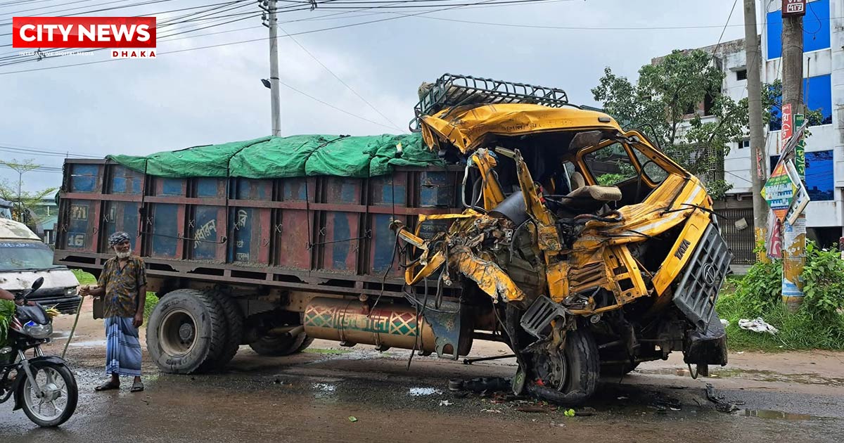 পাবনায় বাস-ট্রাক সংঘর্ষে ট্রাক চালক নিহত; আহত ২