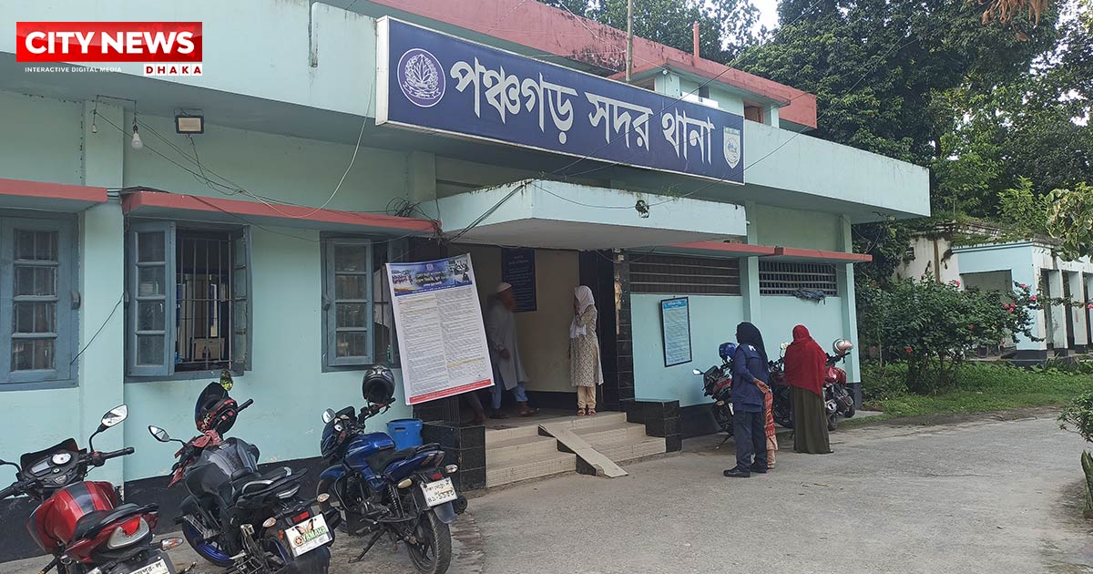 পঞ্চগড়ে ছেলের গলায় ছুরি ধরে গৃহবধূকে সংঘবদ্ধ ধর্ষণ, আটক ৪