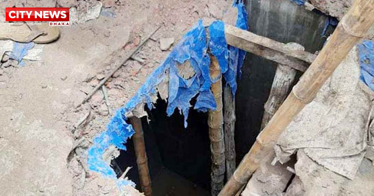 মোবাইল তুলতে গিয়ে সেপটিক ট্যাংকের ভেতর ৪ যুবকের মৃত্যু