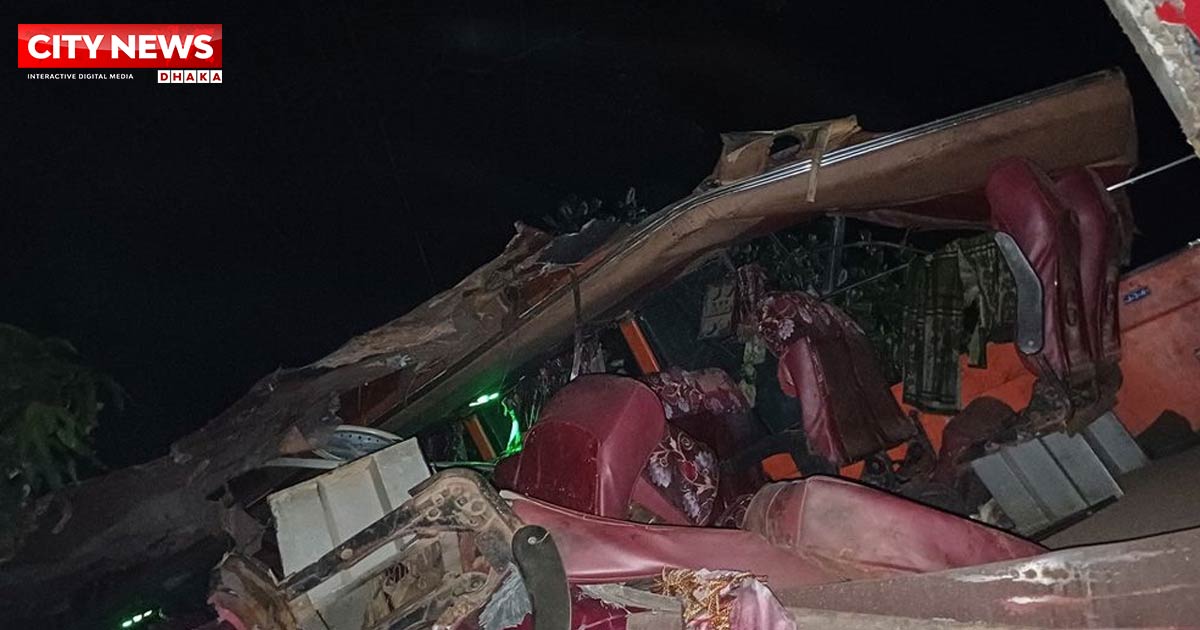 চট্টগ্রামের সীতাকুণ্ডে বাস–ট্রাকের সংঘর্ষে নিহত ৫