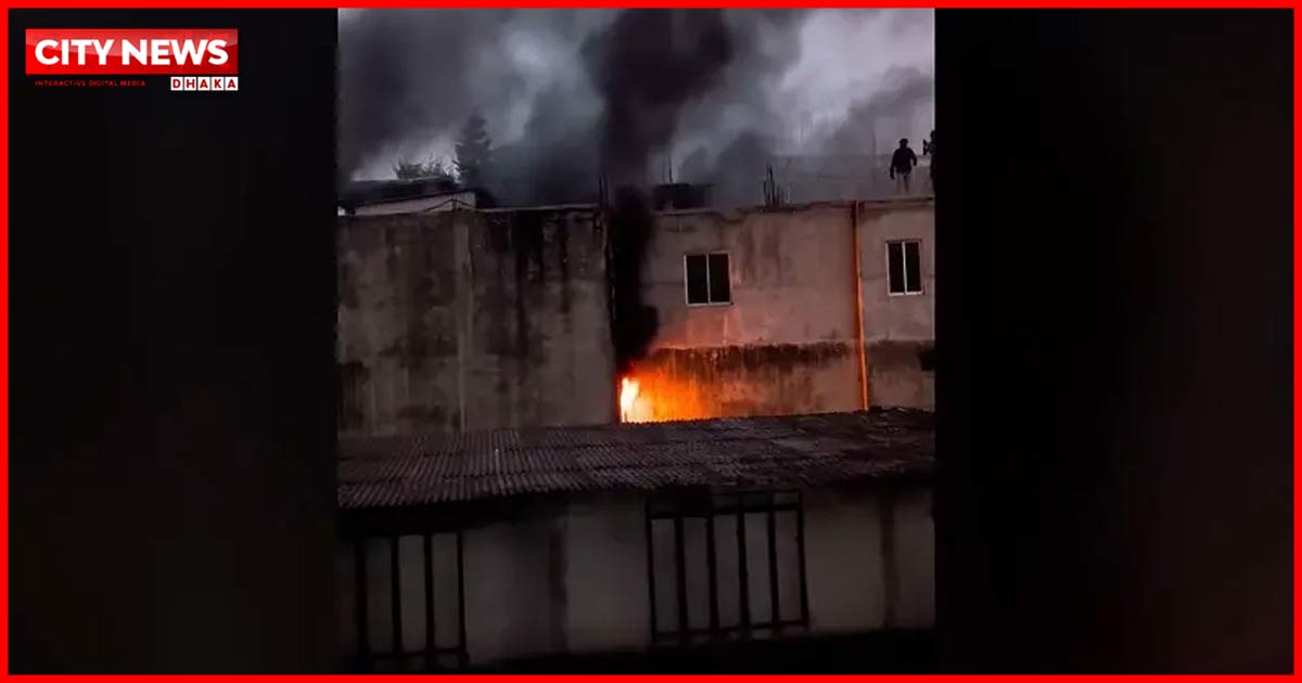 চকবাজারে মুনসুর খান প্লাজায় আগুন, নিয়ন্ত্রণে ফায়ার সার্ভিসের ১০ ইউনিট